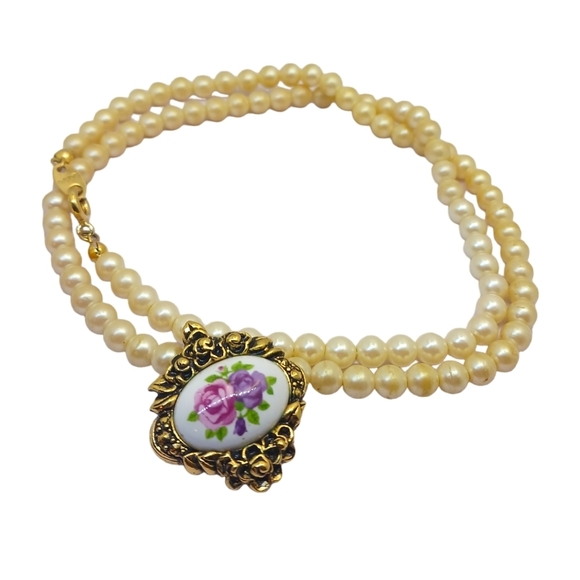 VINTAGE Avon Faux Pearl Neclace with Brass and Ceramic Charm Victorian 1930s - Picture 1 of 4